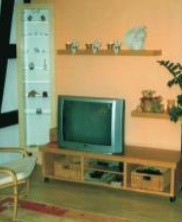 sonnige Wand in Lachs in einem Wohnraum