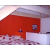 Schlafraum mit roter Wand.... 